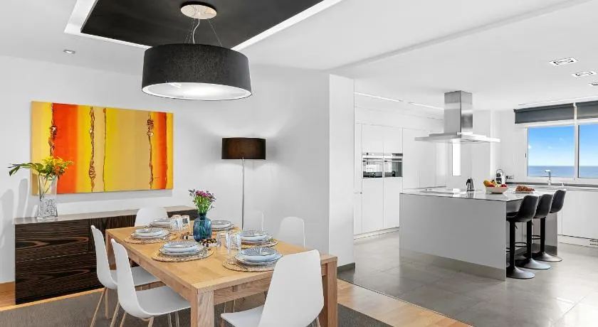 Frontline Beach Apt with Terrace - Image 1