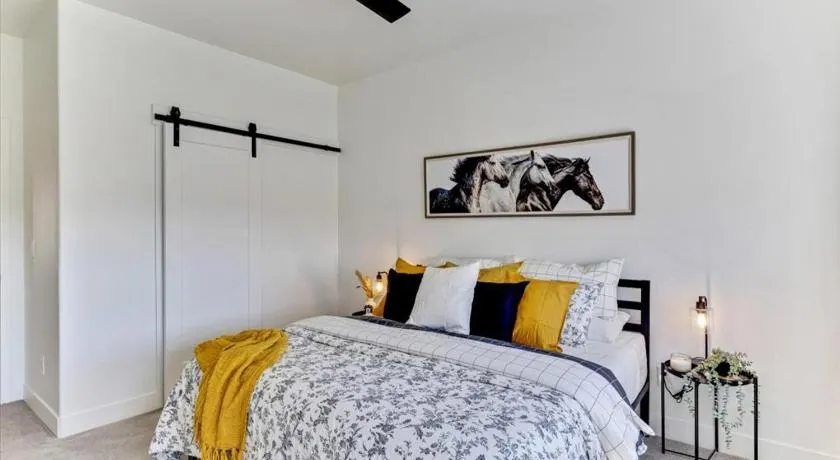 Stylish Pet Friendly Home for Work & Relaxation - Image 1