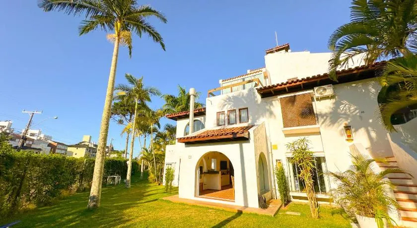 Apto estilo casa em condomínio com piscina na beira da praia - Image 1
