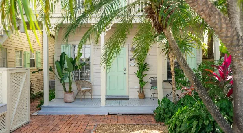 Poolside Hide-Away Palm Gardens - Image 1