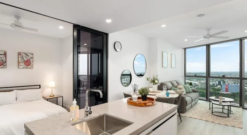 QW Riverside Luxe Apartments by Independent Host - Image 1