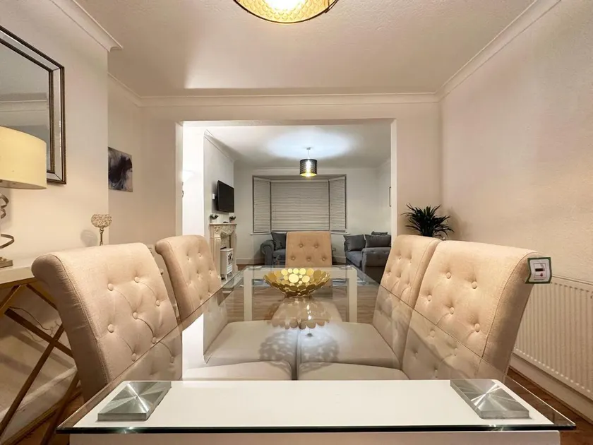 Charming 3-bedroom family home - Image 1