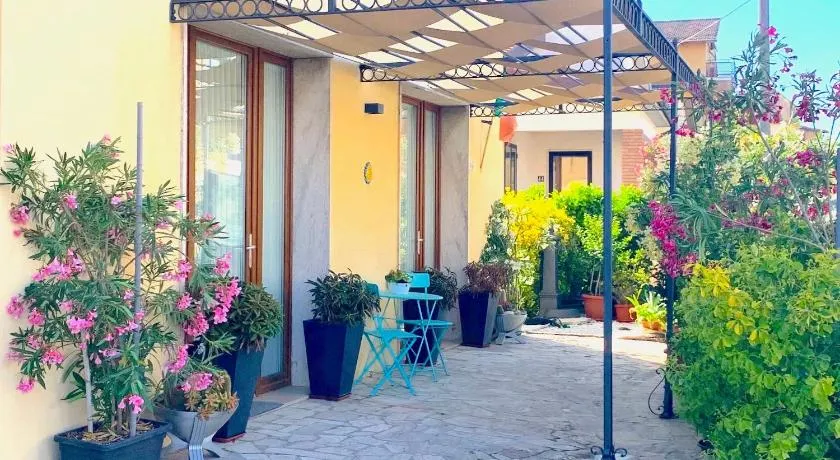 Stylish Apartment near Siena I Private Parking & Air Con & WiFi - Image 1