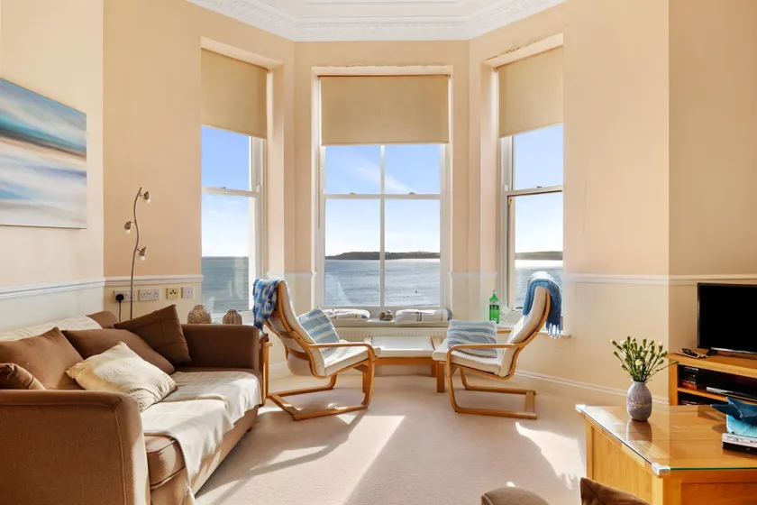 7 South Beach Court - Sea Front Apartment with Spectacular Sea Views - Image 1