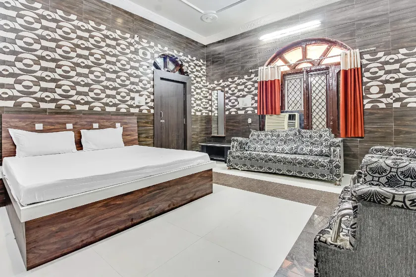 SPOT ON 48957 Ashirwad Hotel & Restaurant - Image 1