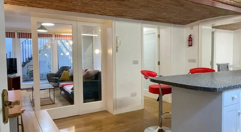 City apartment with courtyard at 11 Back Walk - Image 1