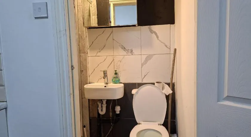 One bed Elizabeth line garden Escape -emphasize privacy and comfort - Image 1