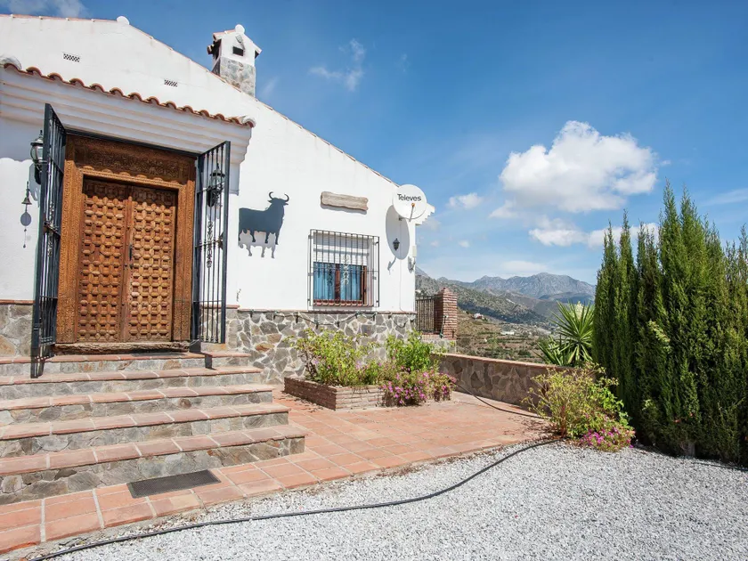 Spacious cottage with private pool and beautiful views of mountains and sea - Image 1
