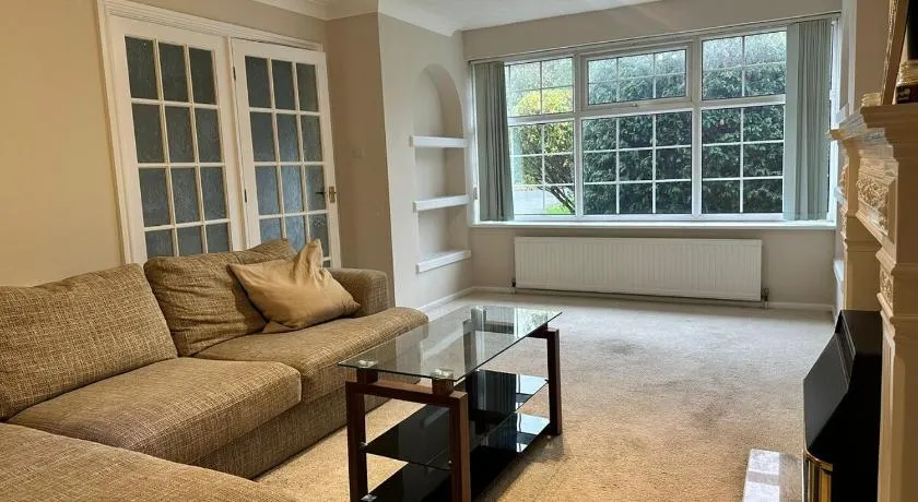 Modern Huddersfield Stay - Garden & Parking - Suitable for Contractors - Image 1
