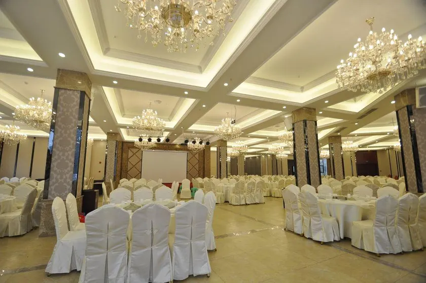 Fengqi Holiday Hotel - Image 1