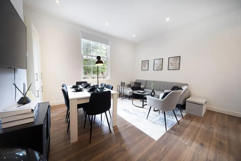 Luxury Modern 3BDR/ 3 en-suite/ City Centre/ Arena - Image 1