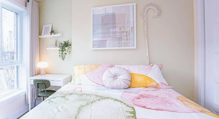 Spacious 1BR Getaway with Gym & Rooftop Views Near Downtown & Airport - Image 1