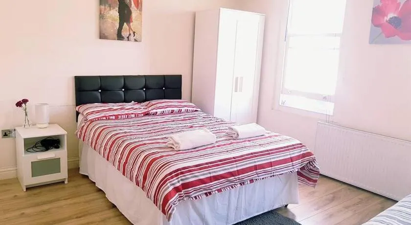 One Bedroom Flat in Great Location in London - Image 1