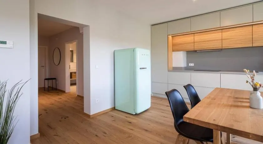 Renovated 2 Bedroom Apartment with Parking & AC - Image 1
