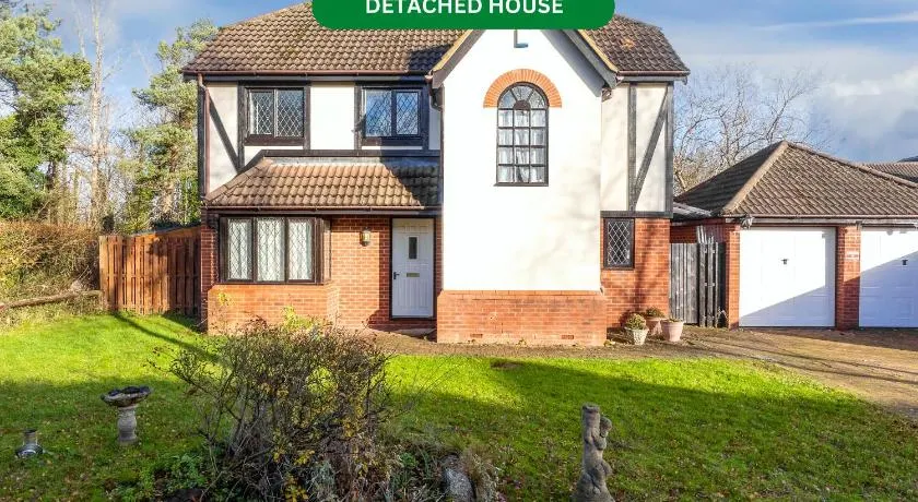 5 Bedroom • 3.5 Bath • Detached House • Driveway Parking • Sky TV • Fast WiFi • Yoko Property - Image 1