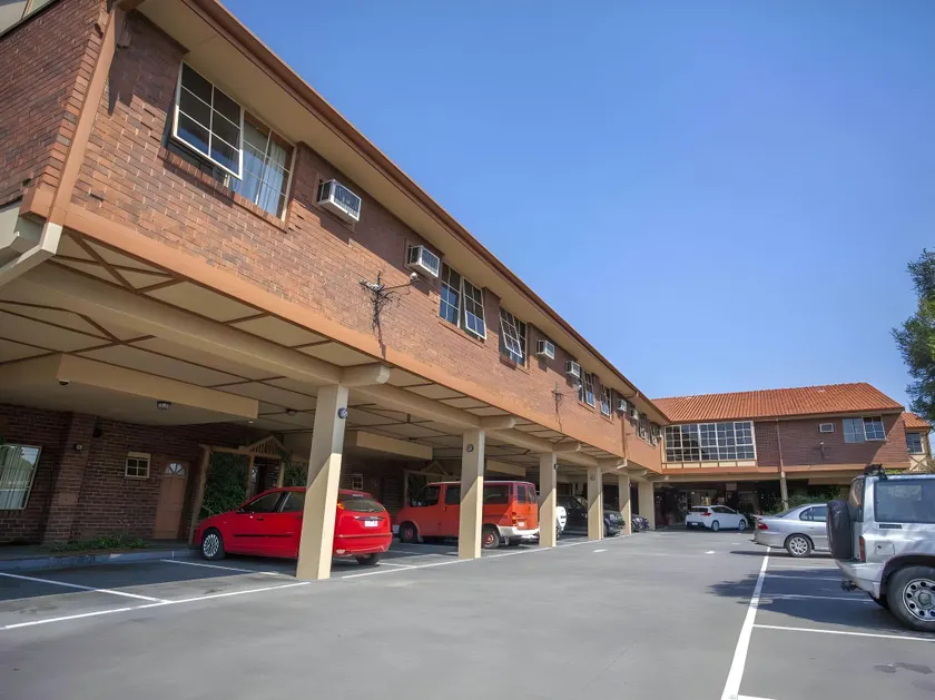St Georges Motor Inn - Image 1