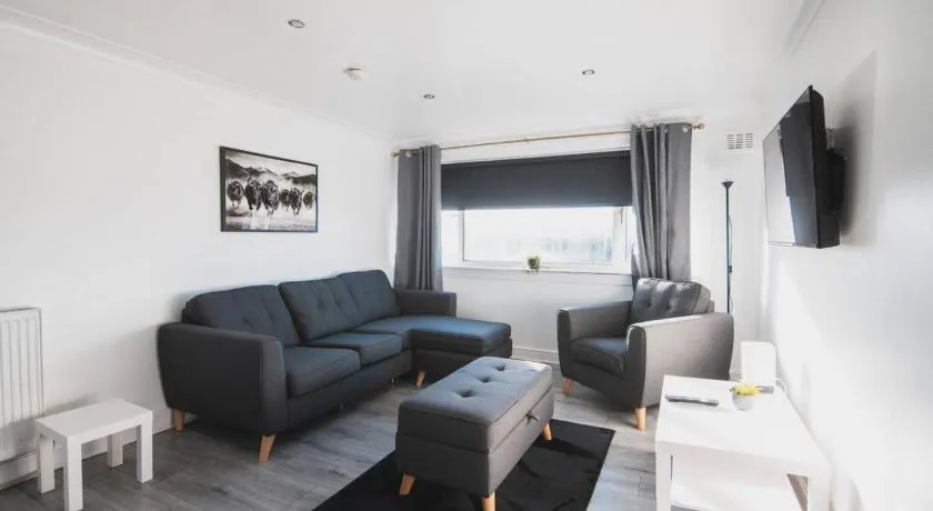 Modern 3BR Flat with Parking - Image 1
