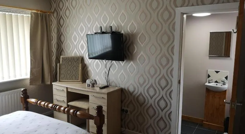 En-suite Bedroom in a quiet bungalow - Image 1