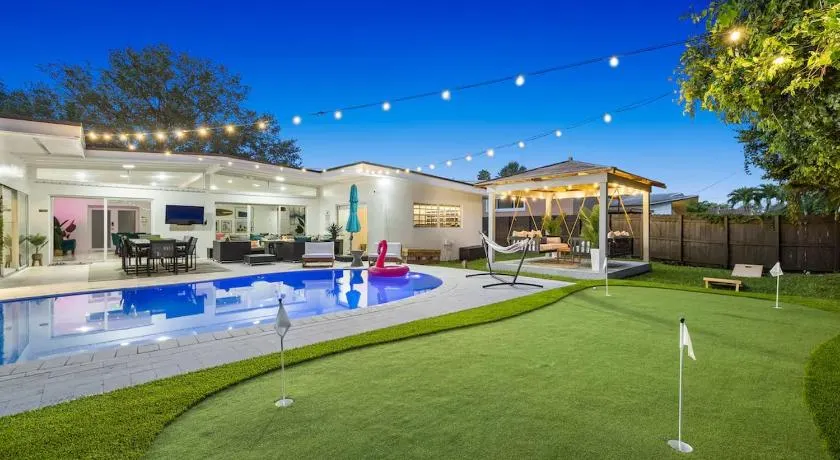 Stunning 5BR 3.5BA Heated Pool BBall BBQ Ping Pong - Image 1