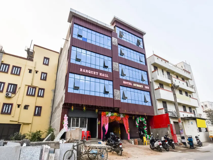 OYO Flagship Hotel Sunset Inn - Image 1