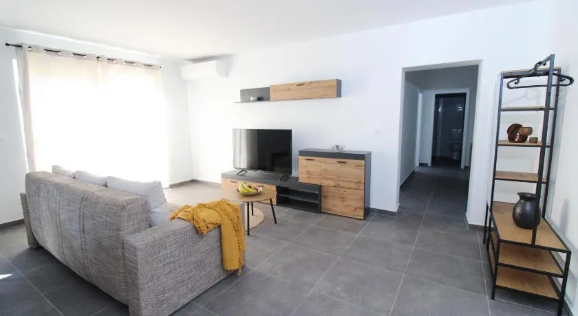 Fly in Apartment - Image 1