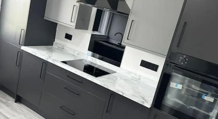 Modern 3 Bedroom Apartment - Image 1