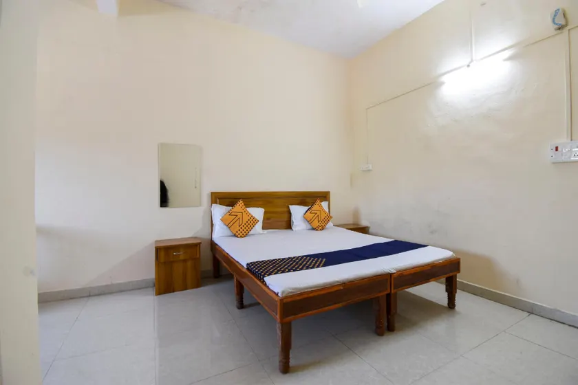 SPOT ON 65533 Shraddha Lodging - Image 1