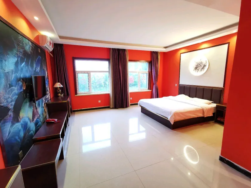 Royal Tree Hotel - Image 1