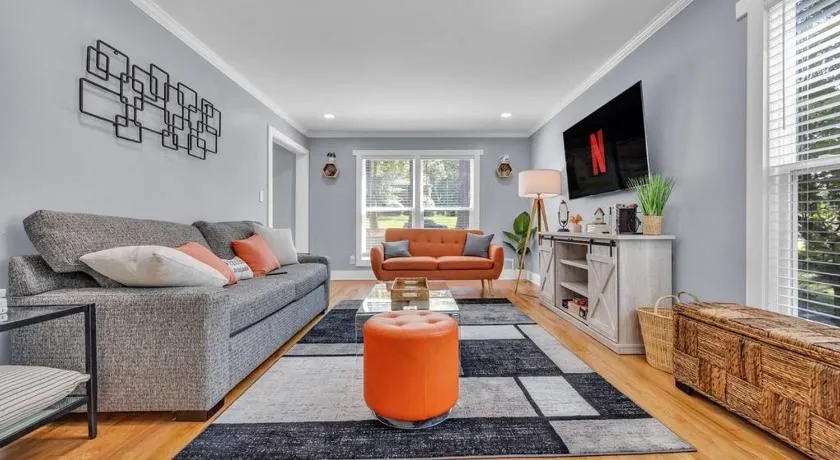 Modern Luxury with Pool Table 3BR-5BD Sleeps 10 - Image 1