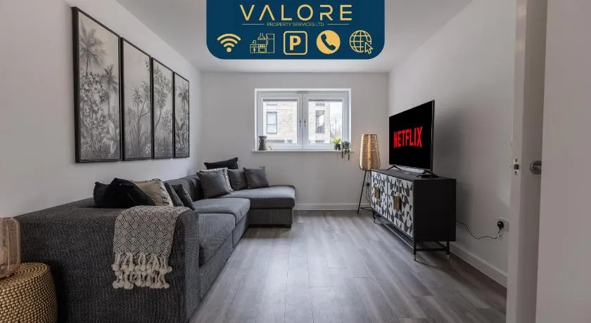 Outstanding 5 Bedroom Townhouse, Canal Views By Valore Property Services - Image 1