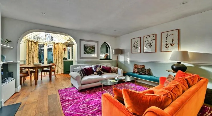 Finest Retreats - 123, High Street - Image 1