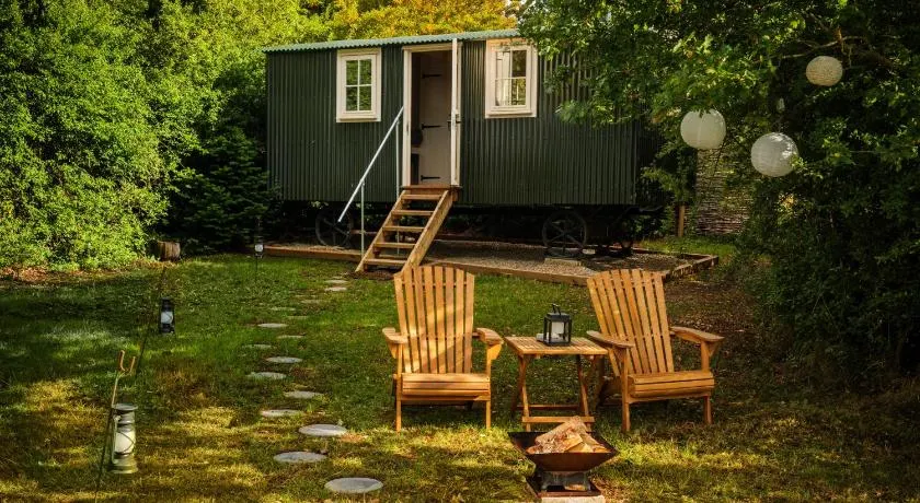 Hill Top Hideaway Shepherds Hut with Hot Tub - Image 1