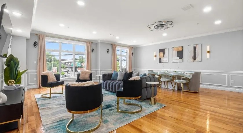 Luxury 4BR Home Near Manhattan Sleeps 12 - Image 1