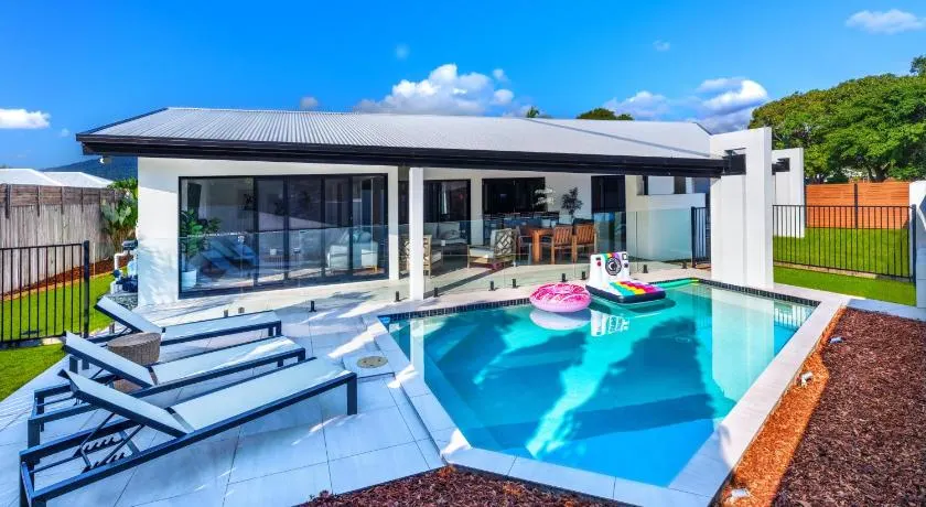 Luxury Sunny Oasis with Pool, SUV Hire, Near Marina - Image 1