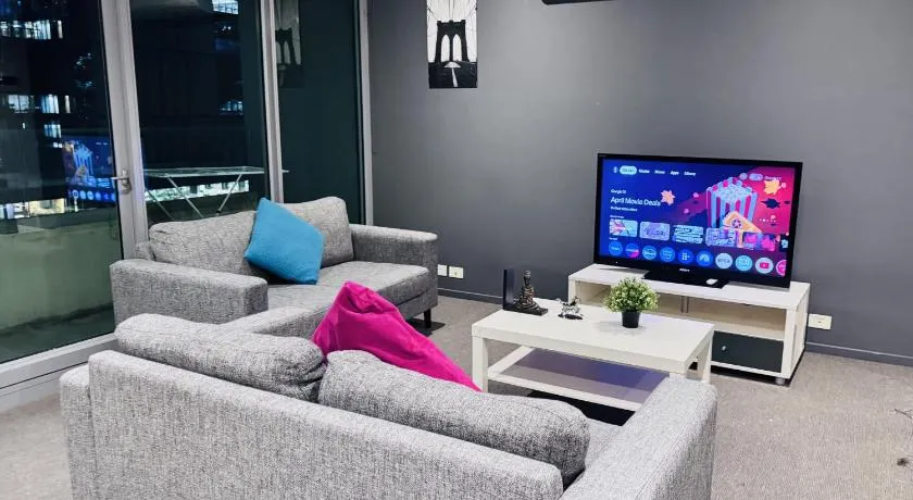 Modern 1-bedroom apartment in CBD - Image 1