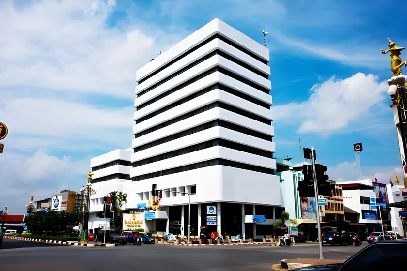 Thumrin Hotel - Image 1