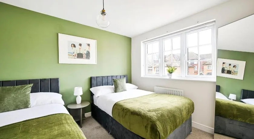 LUX Contractor & Family Haven - Parks x2, Sleeps 9 - Image 1