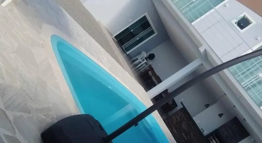 Sobrado em Piçarras com piscina - Image 1