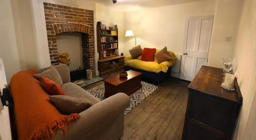 Charming 2BR Edwardian House in Market Town - Image 1