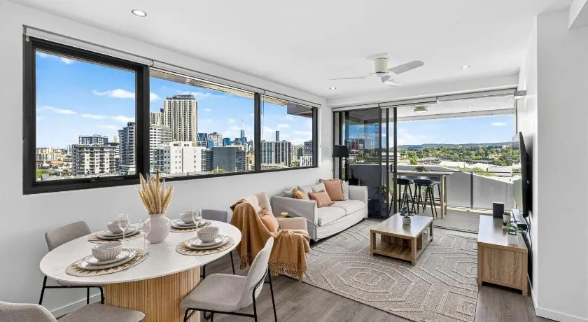 Luxury 2Bed2Bath Apt with Pool, Parking, Gym and Views - Image 1