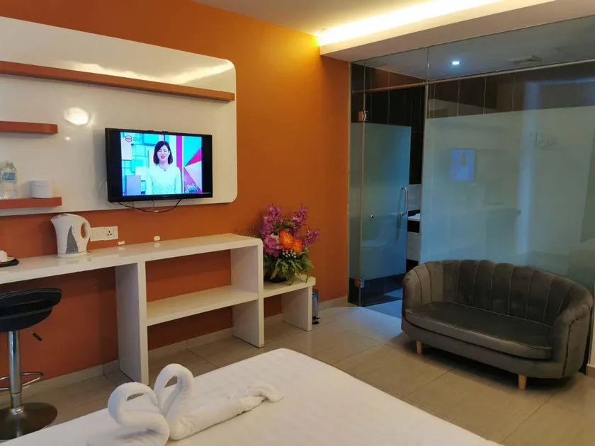 Dolphin Hotel - Image 1