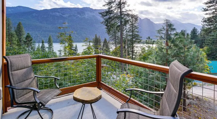 Hot Tub & Stunning Mtn Views! Lake Wenatchee Home - Image 1