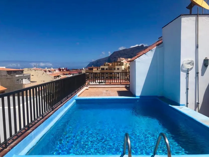 Los Angeles 3 Bed Apartment with Pool - Image 1