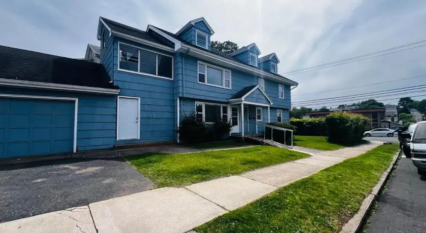 Spacious 5-Bedroom Family Home - Image 1