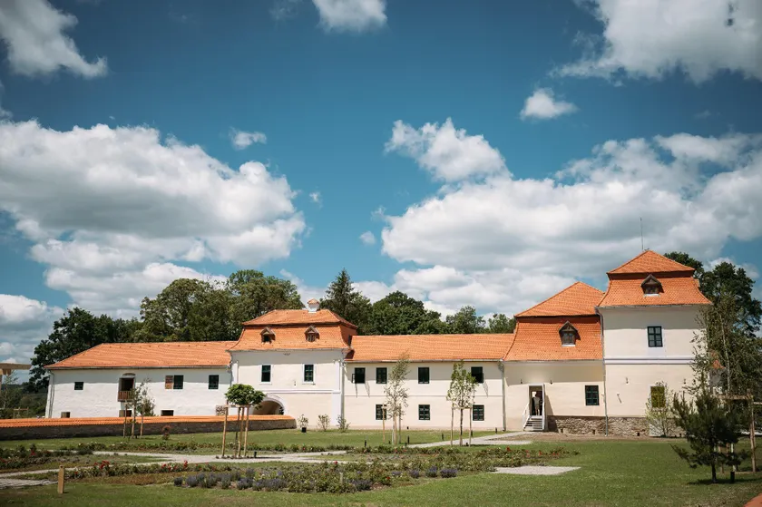 Ugron Castle Fiatfalva - Image 1