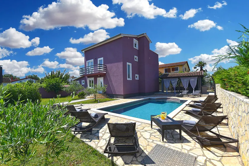 Villa med pool, lekplats och grillplats - Image 1