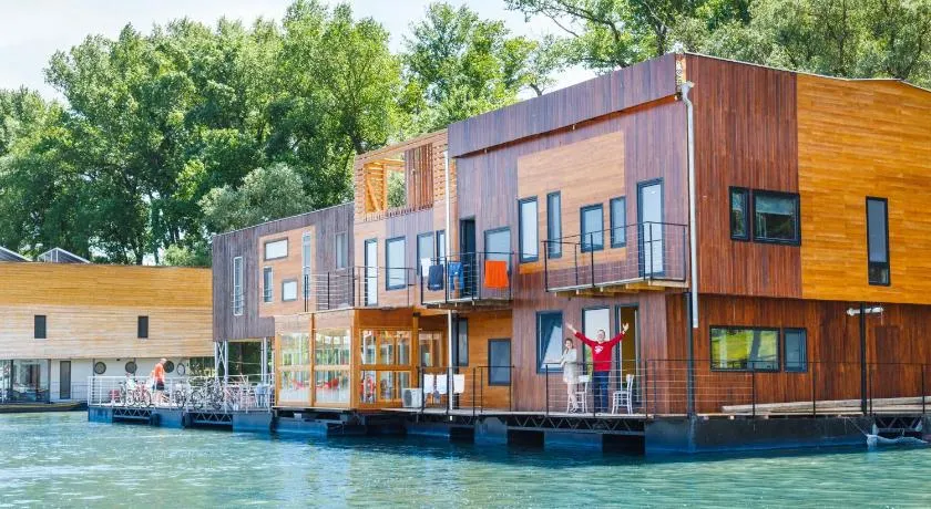 ArkaBarka 2- Floating Dream Rooms and Apartments - Image 1