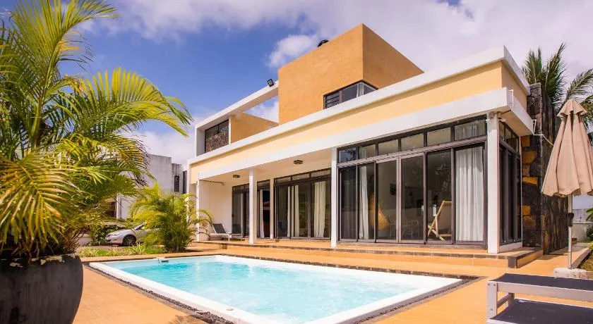 Villa Simone: Sunlit Beach Getaway w/ Pool + WIFI - Image 1