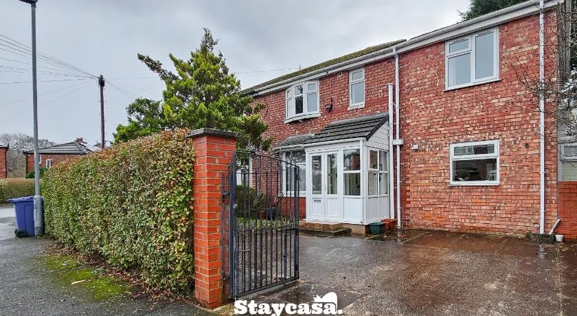 Large 6BR Manchester House Free Parking & WiFi - Image 1