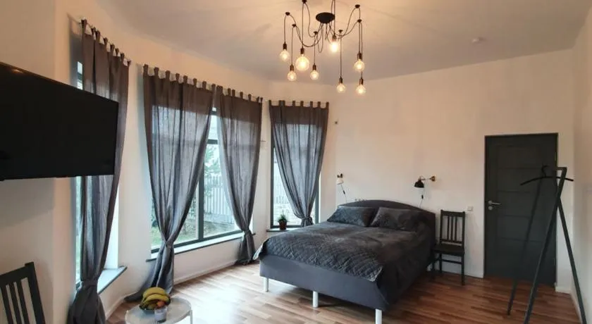 Valet Apartment - Image 1